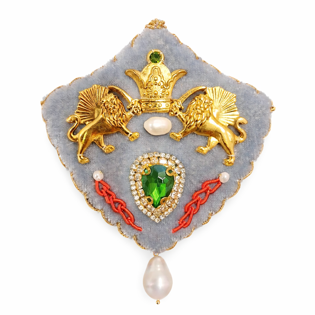 Lion crown brooch